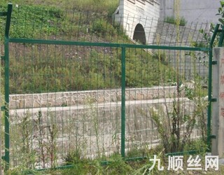 铁路防护栅栏.jpg